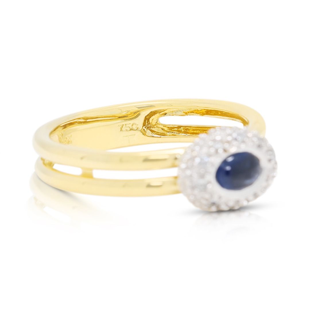 Eleganter Ring mit 0,50 Karat Saphir-Cabochon und 0,05 Karat natürlichen Diamanten im Halo-Stil, aus 18K zweifarbigem Gold