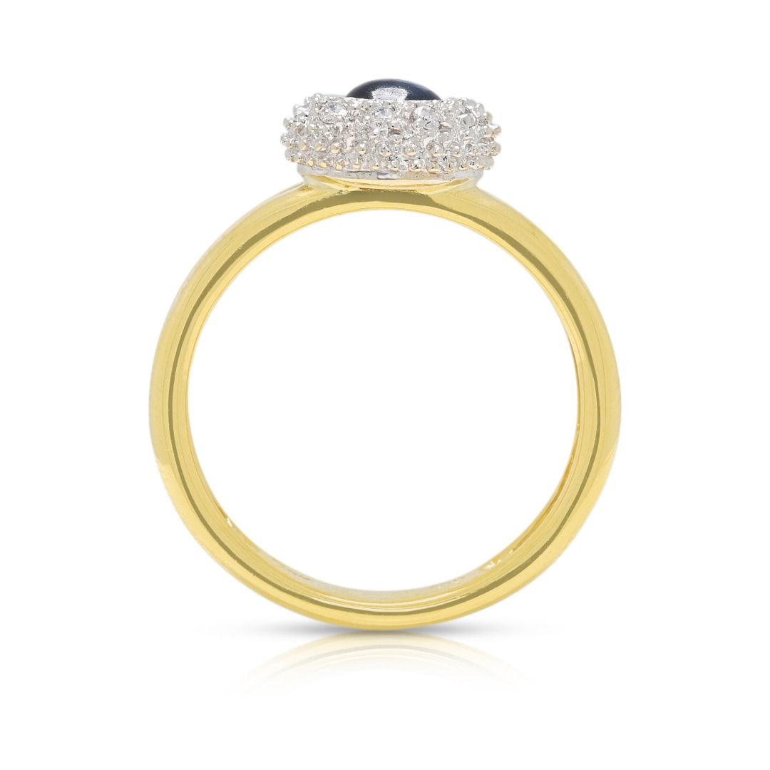 Eleganter Ring mit 0,50 Karat Saphir-Cabochon und 0,05 Karat natürlichen Diamanten im Halo-Stil, aus 18K zweifarbigem Gold