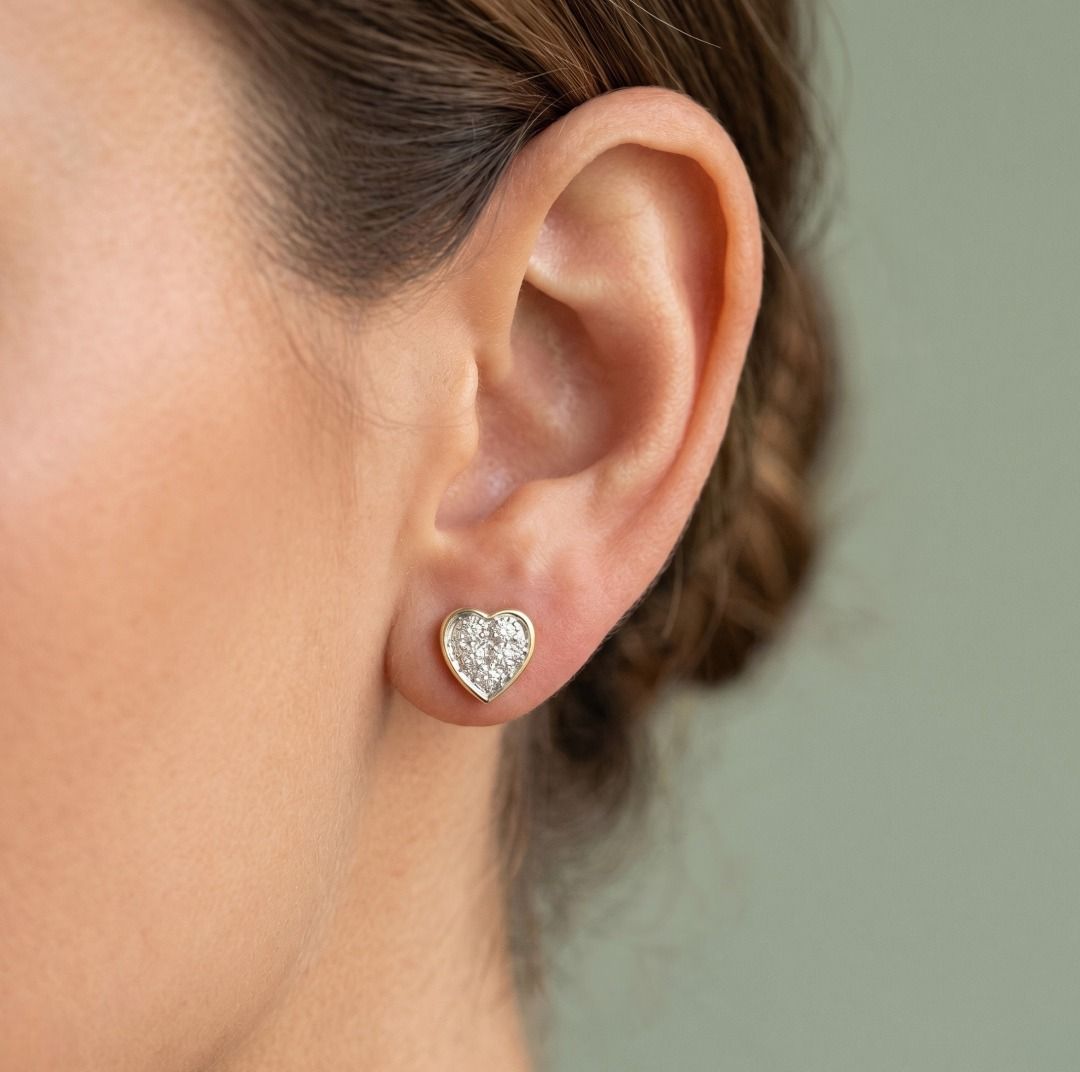 Romantische 0,25 ct natürliche Diamant-Rundschliff-Herzohrstecker aus 18K zweifarbigem Gold