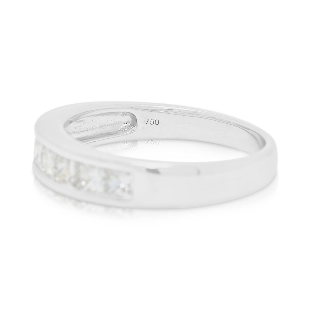 Raffinierter Ring mit 0,70 ct Naturdiamanten im Kanalfassung aus 18K Weißgold