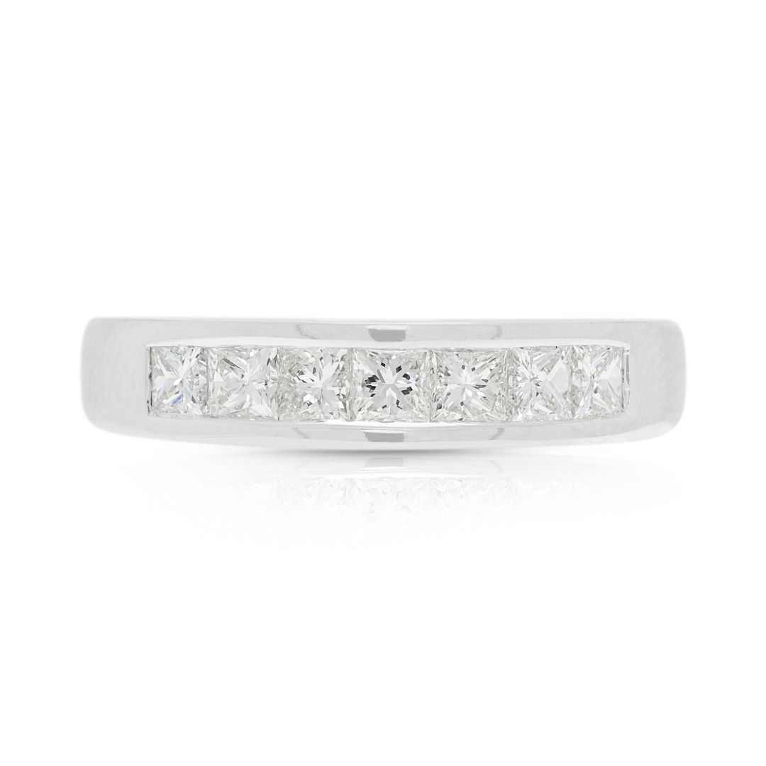 Raffinierter Ring mit 0,70 ct Naturdiamanten im Kanalfassung aus 18K Weißgold