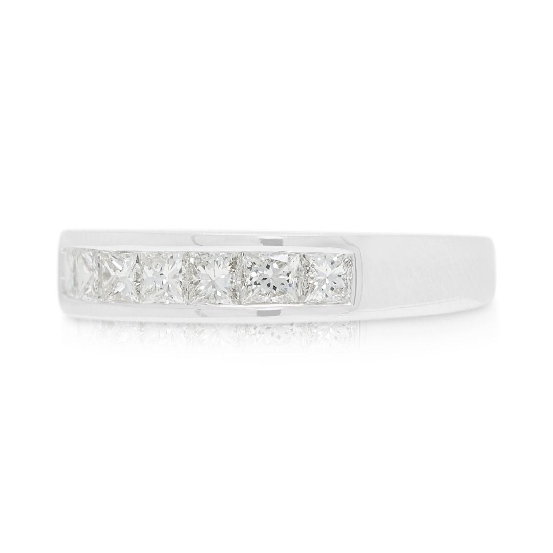 Raffinierter Ring mit 0,70 ct Naturdiamanten im Kanalfassung aus 18K Weißgold
