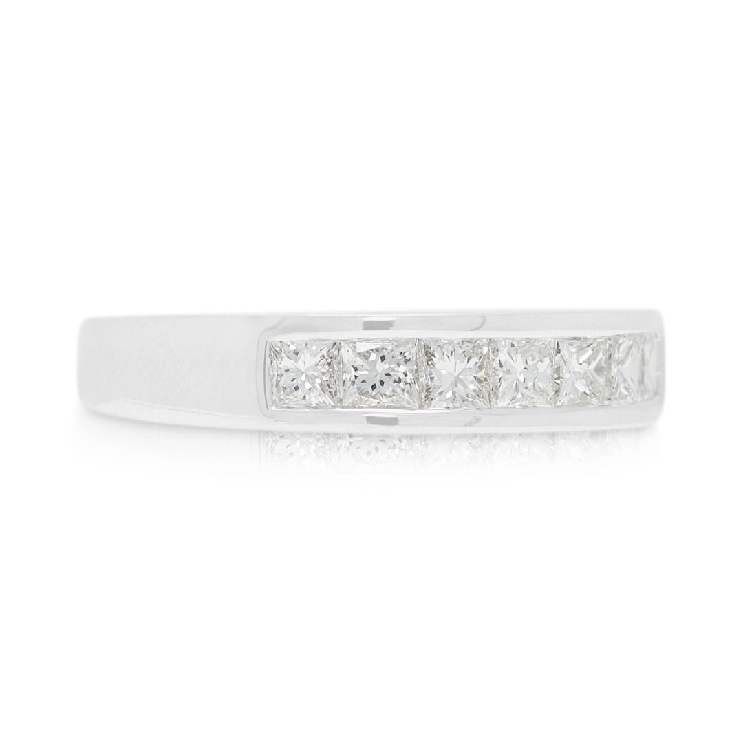 Raffinierter Ring mit 0,70 ct Naturdiamanten im Kanalfassung aus 18K Weißgold