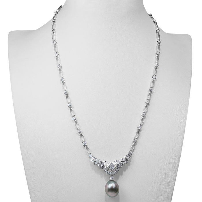 Sophisticated 1.46ct Cultured Pearl and Natural Diamonds Necklace in 18k White Gold - GCI Certified