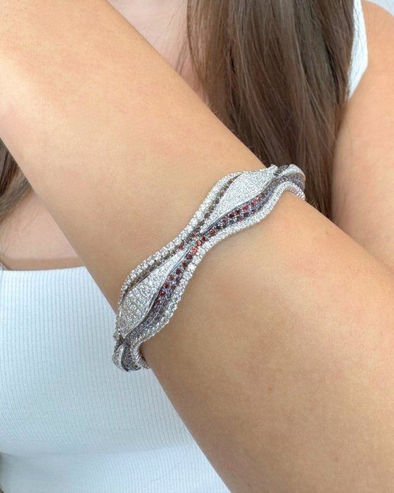 Sophisticated 16.25ct Spessartites and Diamonds Bangle in 18k White Gold - IGI Certified