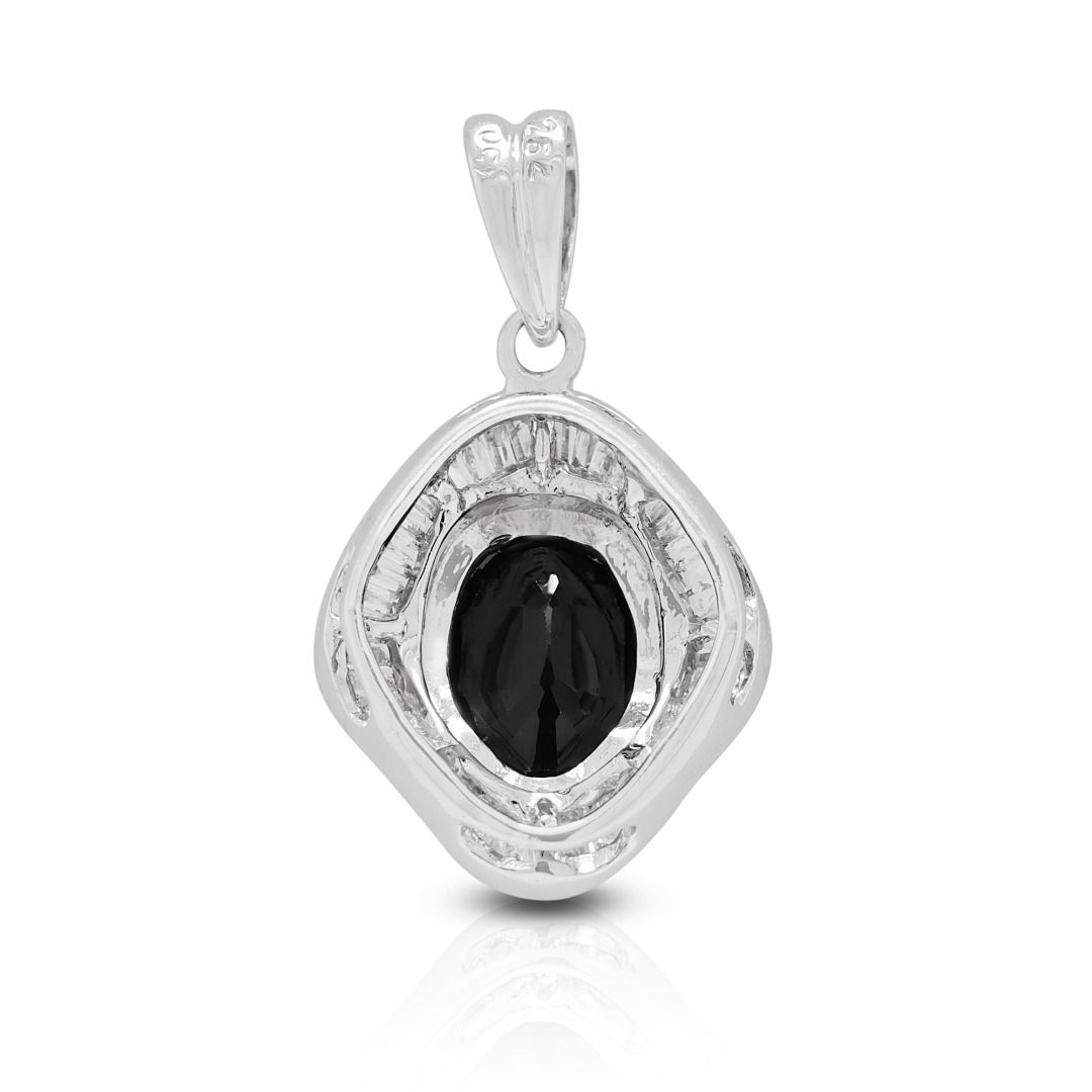 Exquisiter 2.27ct Saphir- & Diamant-Halo-Anhänger in 18K Weißgold (Neu)