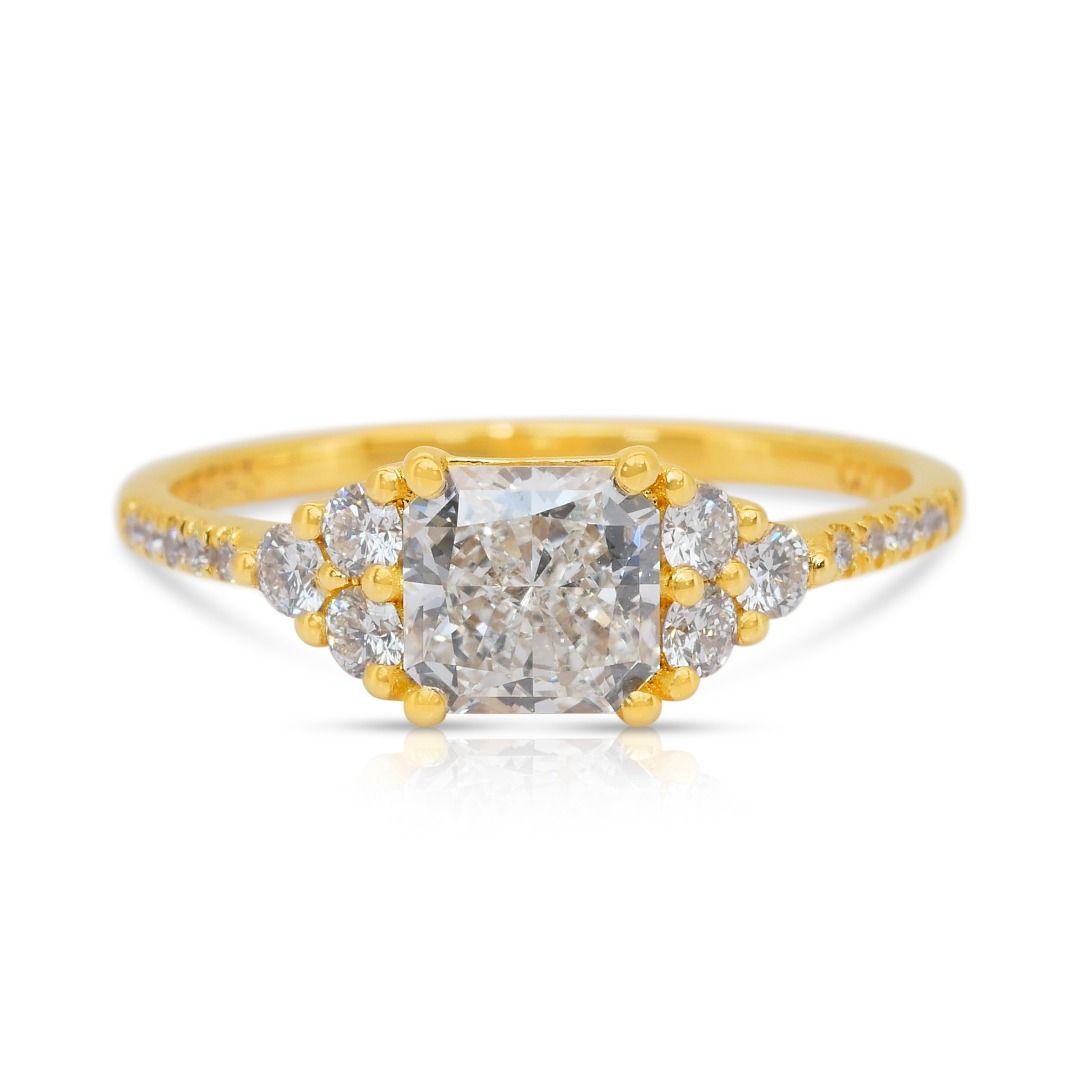 Sparkling 1.36ct Diamonds Cluster Ring in 18k Yellow Gold - IGI Certified