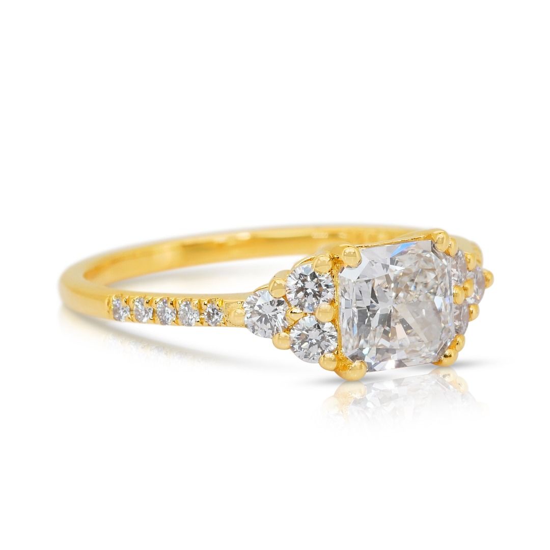 Sparkling 1.36ct Diamonds Cluster Ring in 18k Yellow Gold - IGI Certified
