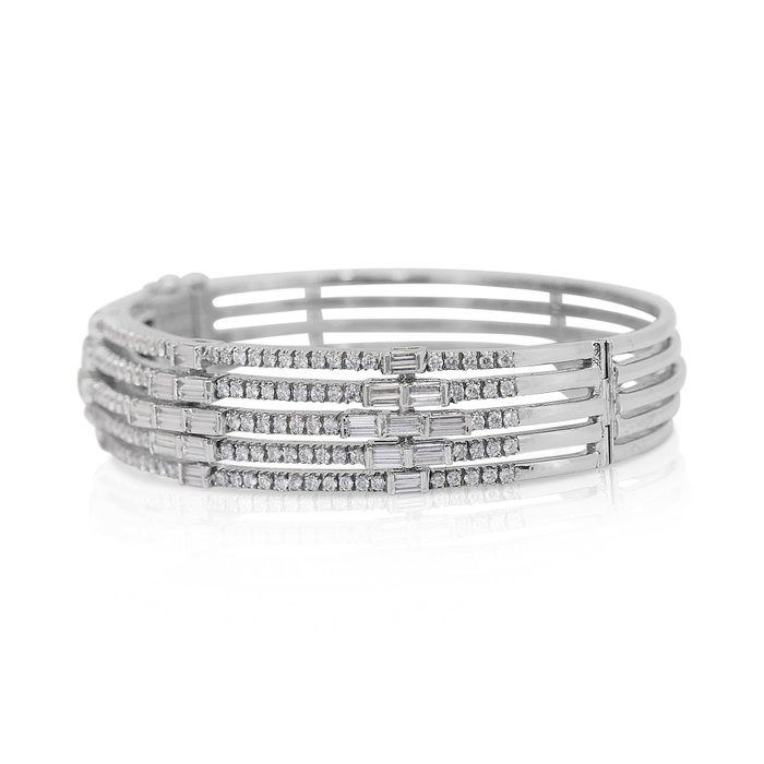 Sparkling 4.55ct Diamonds Bangle in 18k White Gold - IGI Certified