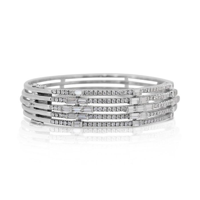 Sparkling 4.55ct Diamonds Bangle in 18k White Gold - IGI Certified