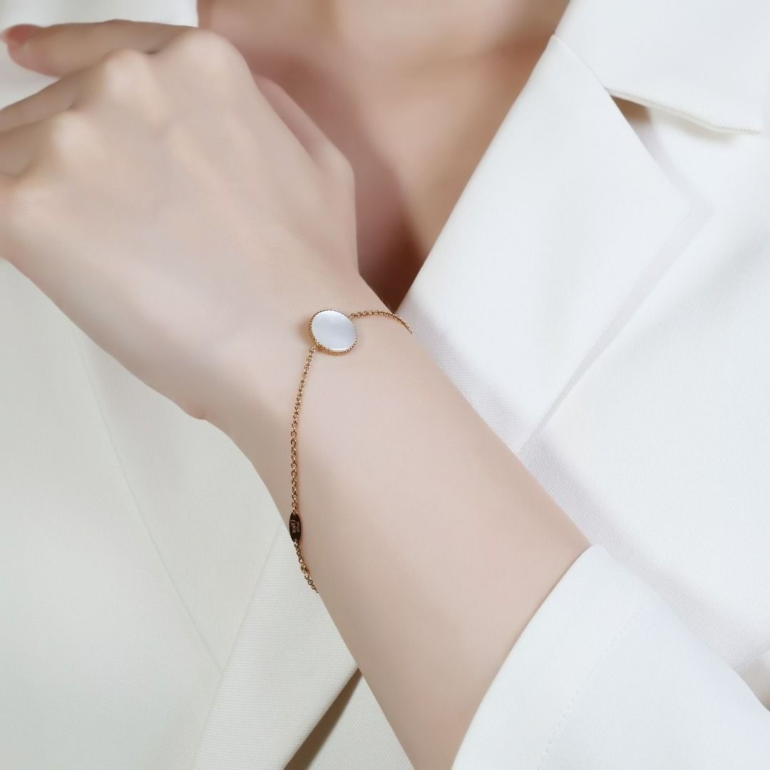 Star-Shaped 0.03ct Natural Diamond Bracelet in 18K Yellow Gold