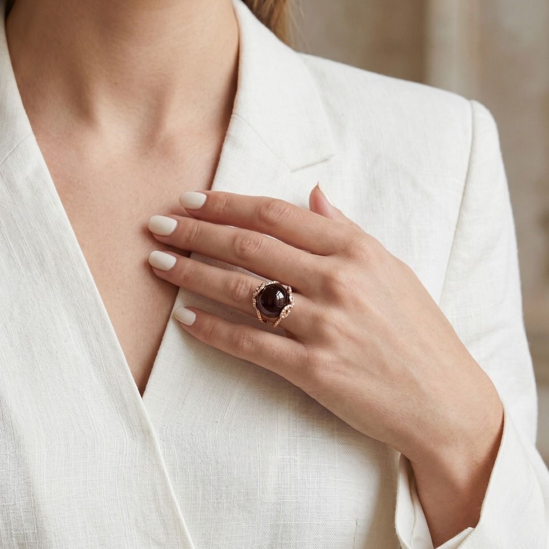 Statement-Ring mit 20.91ct Cabochon-Rubin und 0.85ct natürlichen Diamanten aus 18K Roségold (glasgefüllter Rubin)