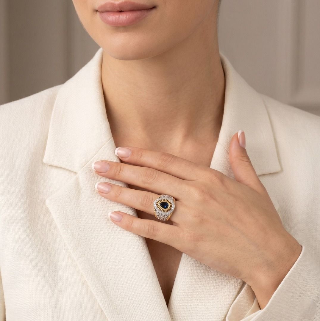 Auffälliger 0,6-Karat-Blauer-Saphir-Ring mit 0,330-Karat-Diamant-Halo in 18K zweifarbigem Gold