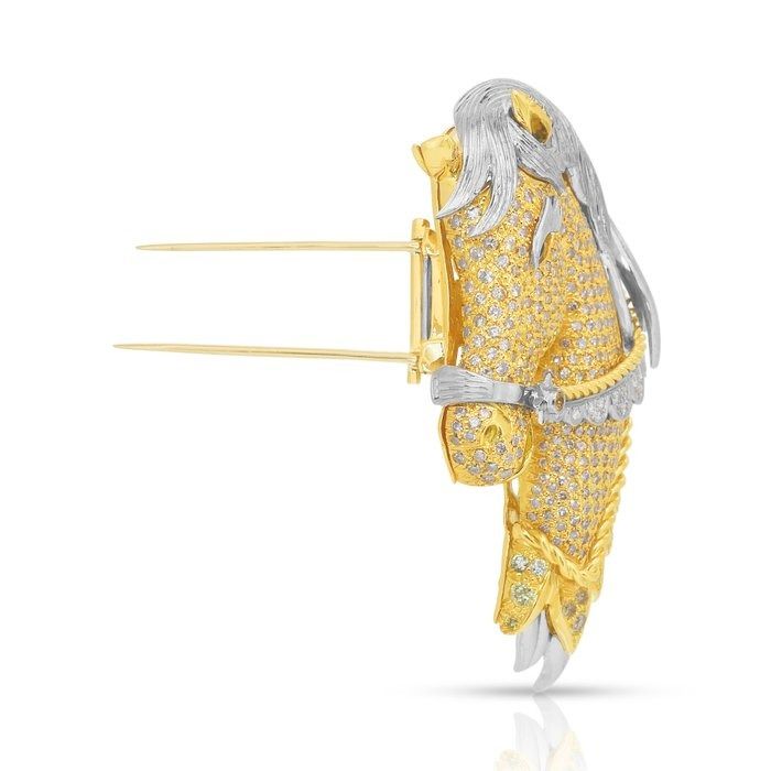 Striking 4.21ct Onyx and Diamonds Brooch in 18k Yellow Gold & Platinum - IGI Certified