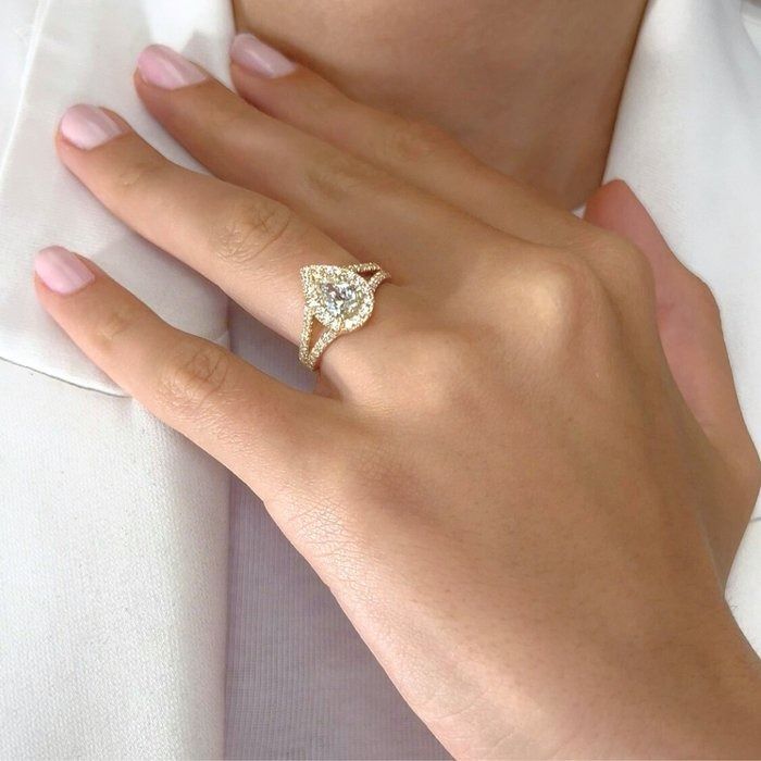 Stunning 1.69ct Diamonds Halo Ring in 18k Yellow Gold - IGI Certified