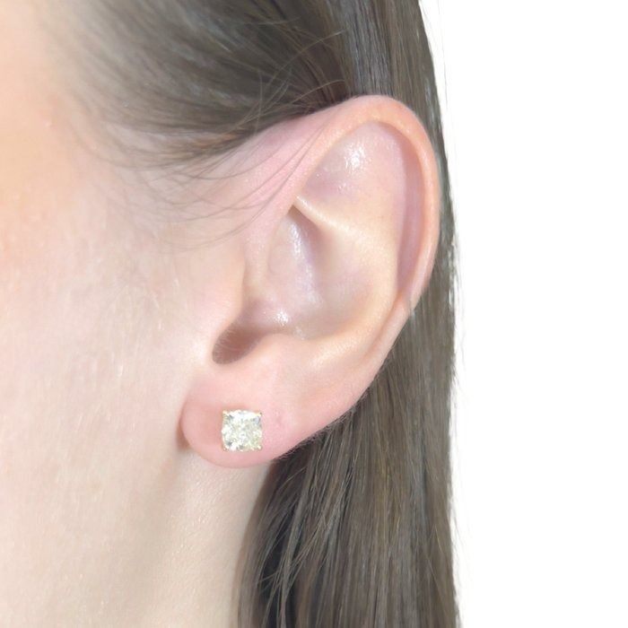Stunning 2.02ct Diamonds Stud Earrings in 18k Yellow Gold - IGI Certified