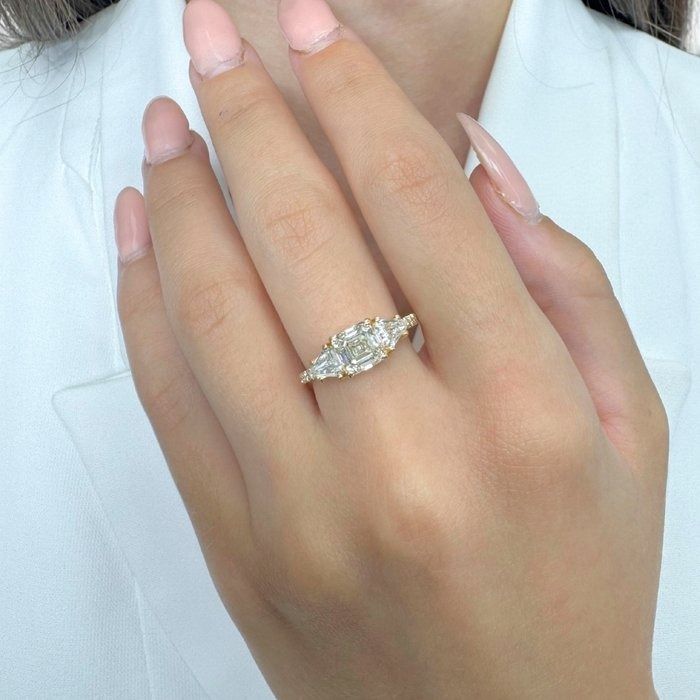 Stunning 2.33ct Diamonds 3-Stone Ring in 18k Yellow Gold - IGI Certified