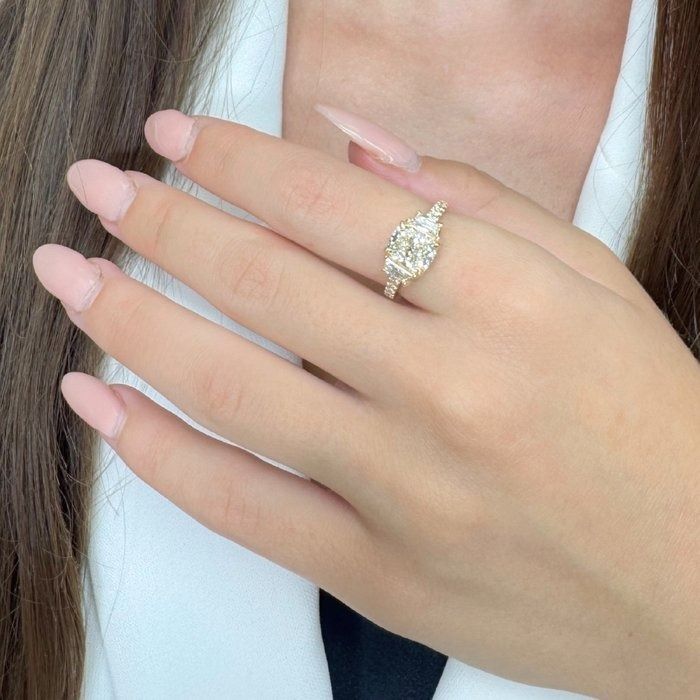 Stunning 2.62ct Diamonds 3-Stone Ring in 18k Yellow Gold - IGI Certified