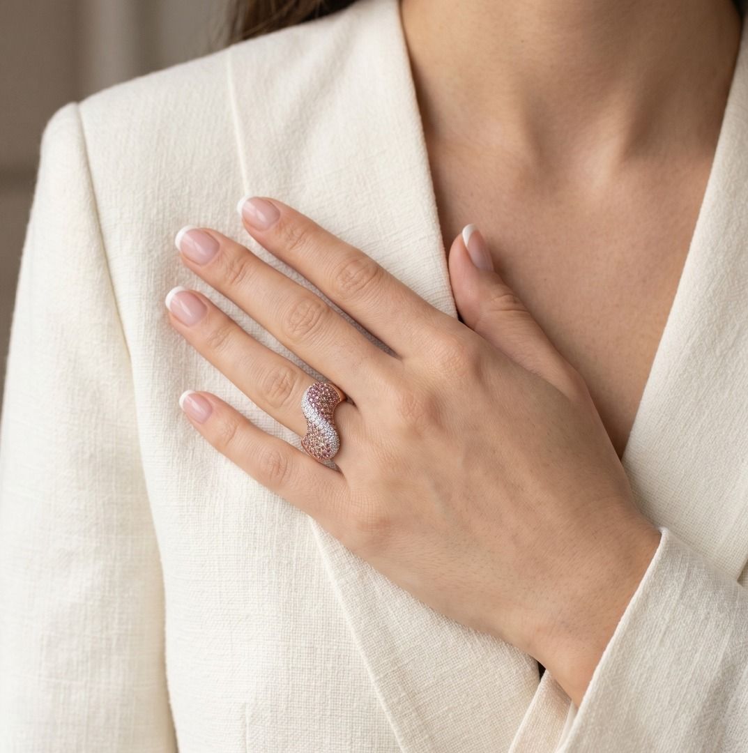 Atemberaubender 2,86 Karat Pinker Saphir mit 0,780 Karat Diamanten Pavé Wellenring in 18K zweifarbigem Gold