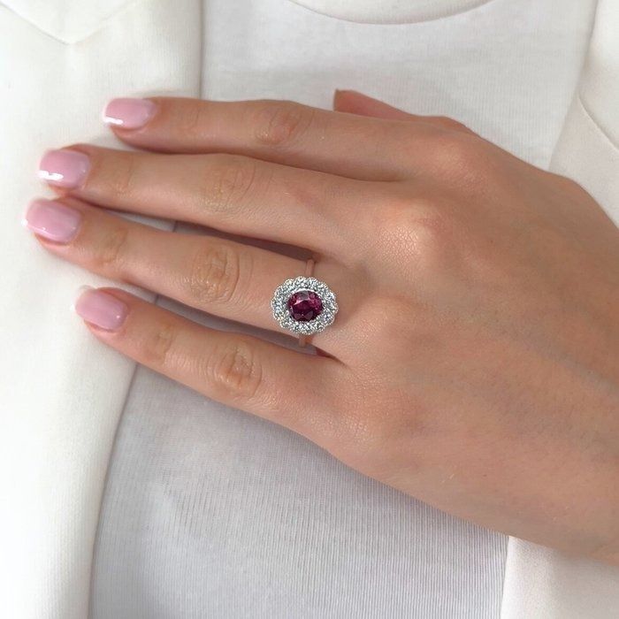 Stunning 3.18ct Sapphire and Diamonds Cluster Ring in 18k White Gold - GIA Certified