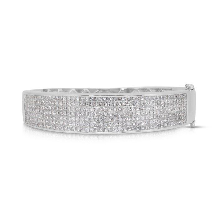 Stunning 8.10ct Diamonds Bangle in 18k White Gold - IGI Certified