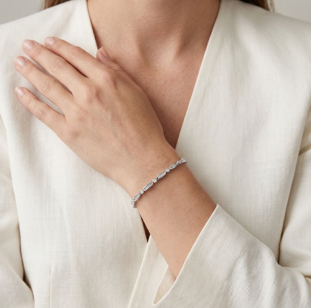 Zeitloses Vintage-Armband mit runden Brillanten und konisch zulaufenden Diamanten im Kanalfassung von 1,68 ct in 18K Weißgold