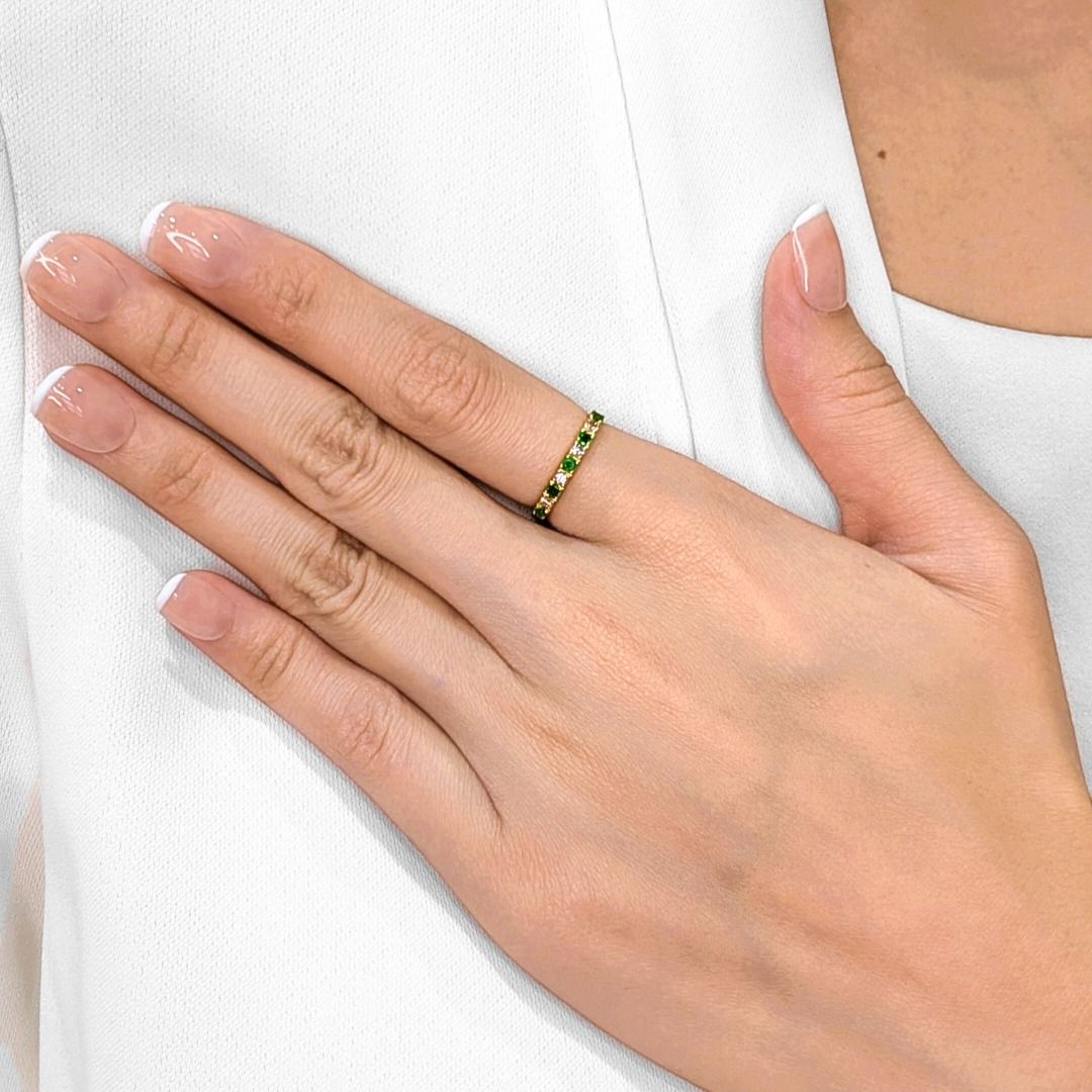 Vibrant 0.37ct Emerald and Diamond Alternating 18k Yellow Gold Ring (New-Unworn)