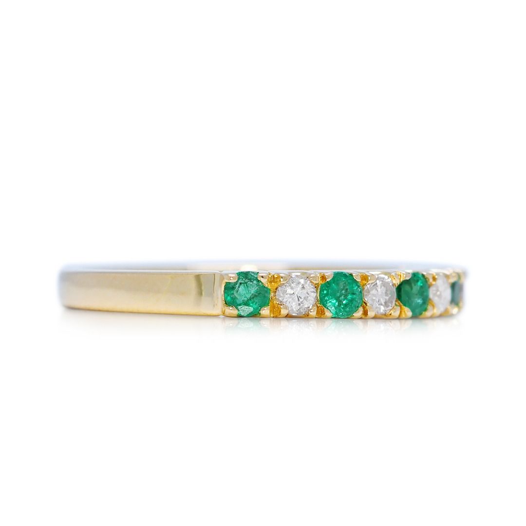 Vibrant 0.37ct Emerald and Diamond Alternating 18k Yellow Gold Ring (New-Unworn)