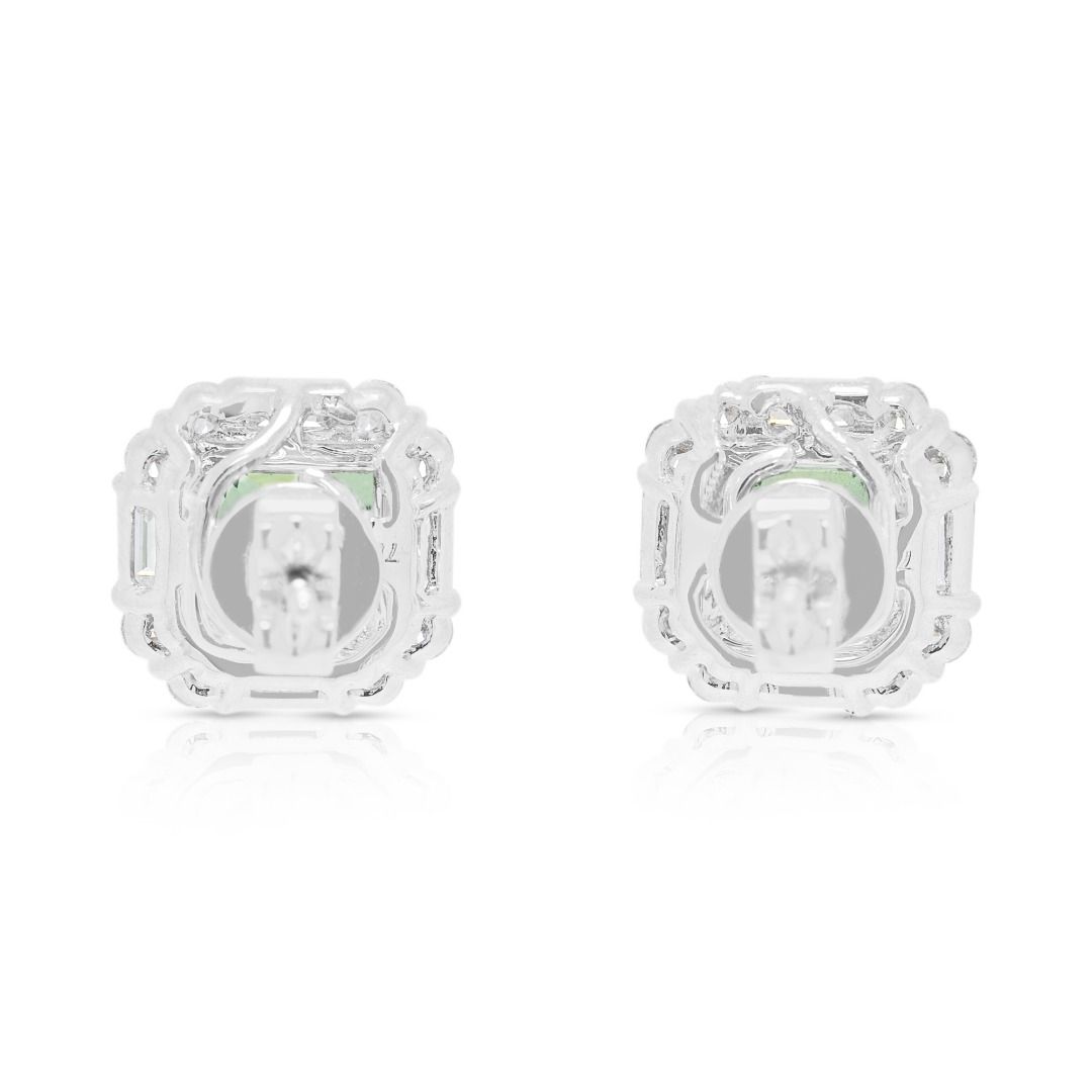 Lebendige 2 Karat grüne Quarz- und 1,36 Karat Diamant-Halo-Ohrstecker in 18 Karat Weißgold