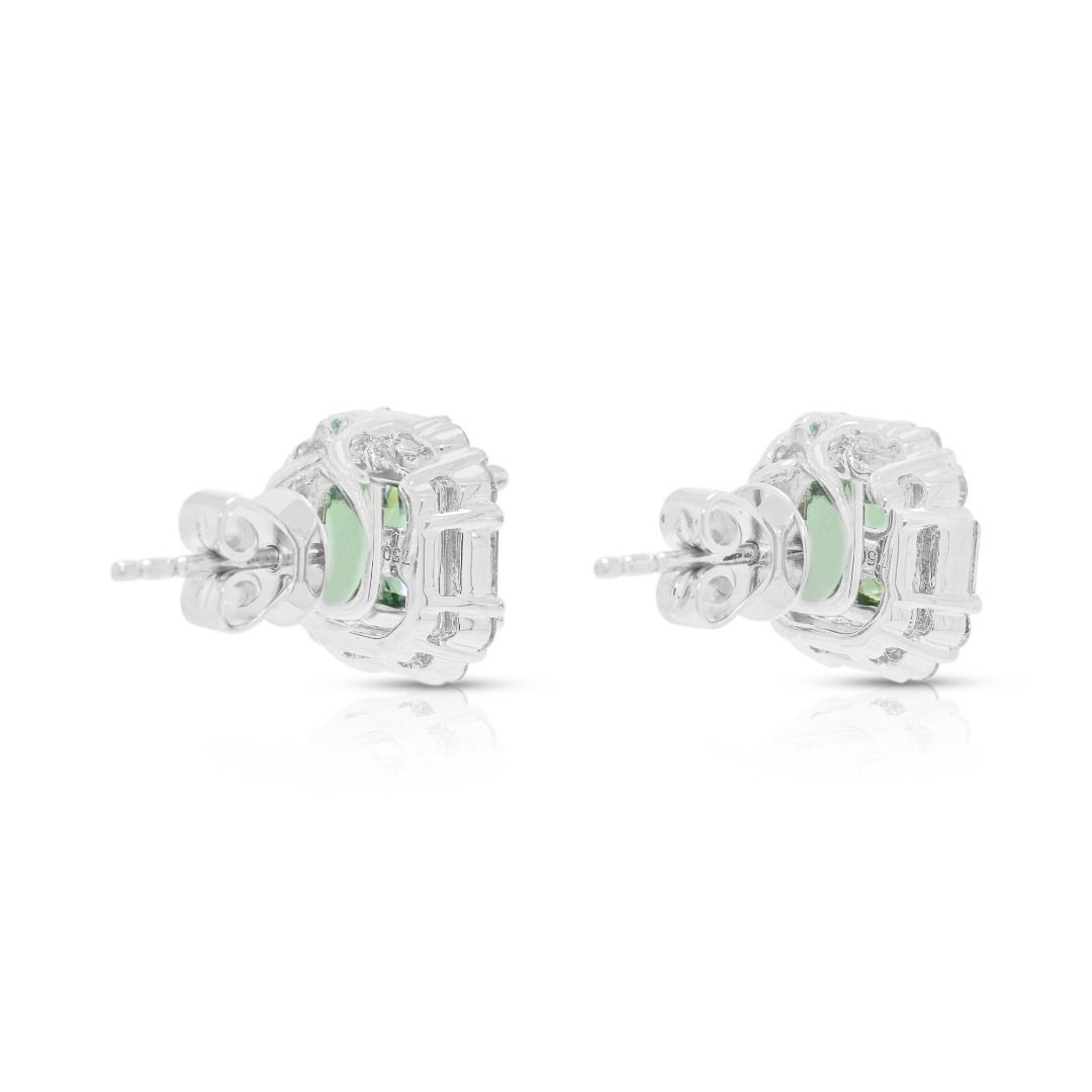 Lebendige 2 Karat grüne Quarz- und 1,36 Karat Diamant-Halo-Ohrstecker in 18 Karat Weißgold