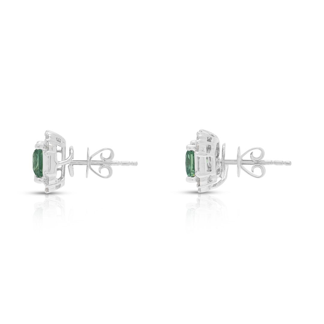 Lebendige 2 Karat grüne Quarz- und 1,36 Karat Diamant-Halo-Ohrstecker in 18 Karat Weißgold