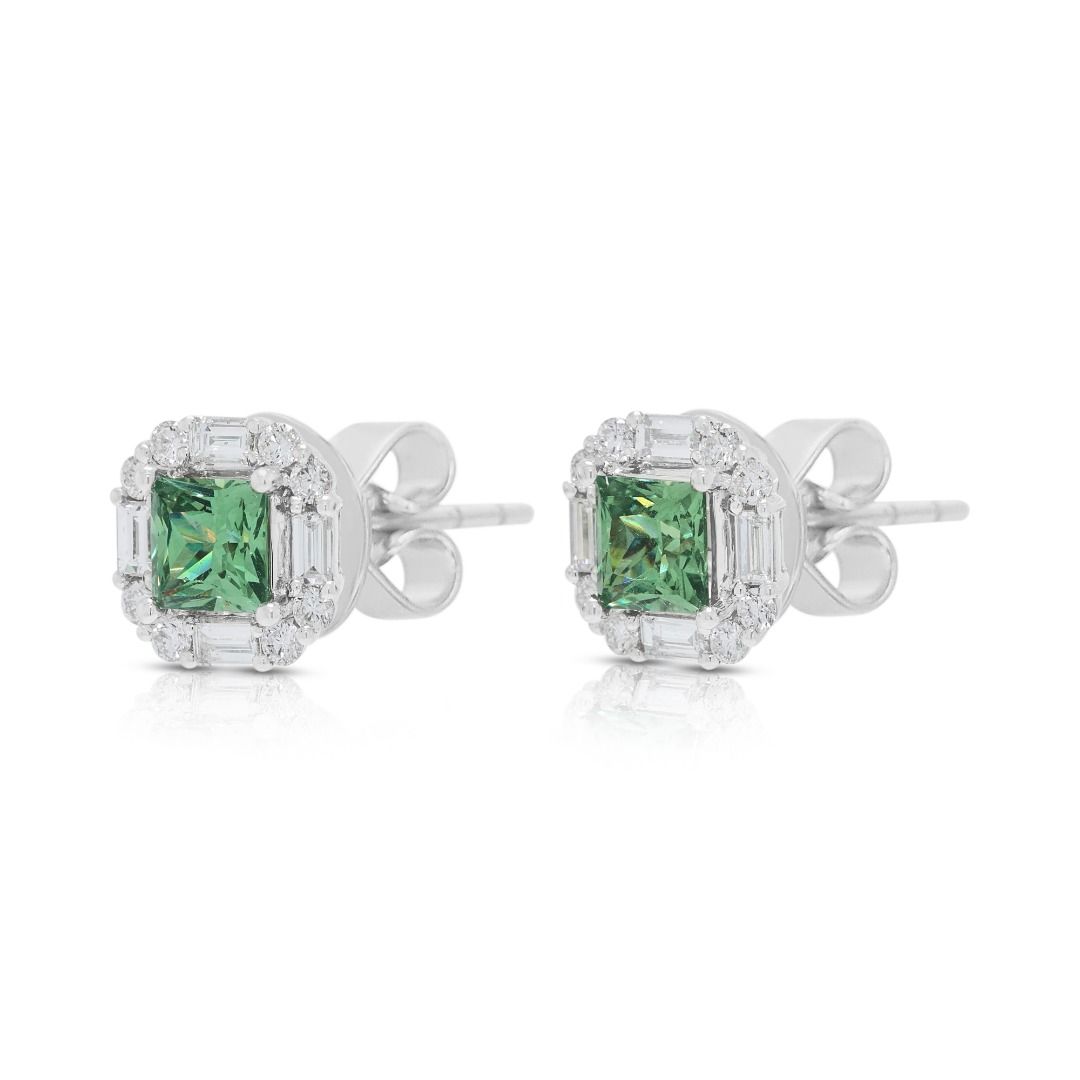 Lebendige 2 Karat grüne Quarz- und 1,36 Karat Diamant-Halo-Ohrstecker in 18 Karat Weißgold