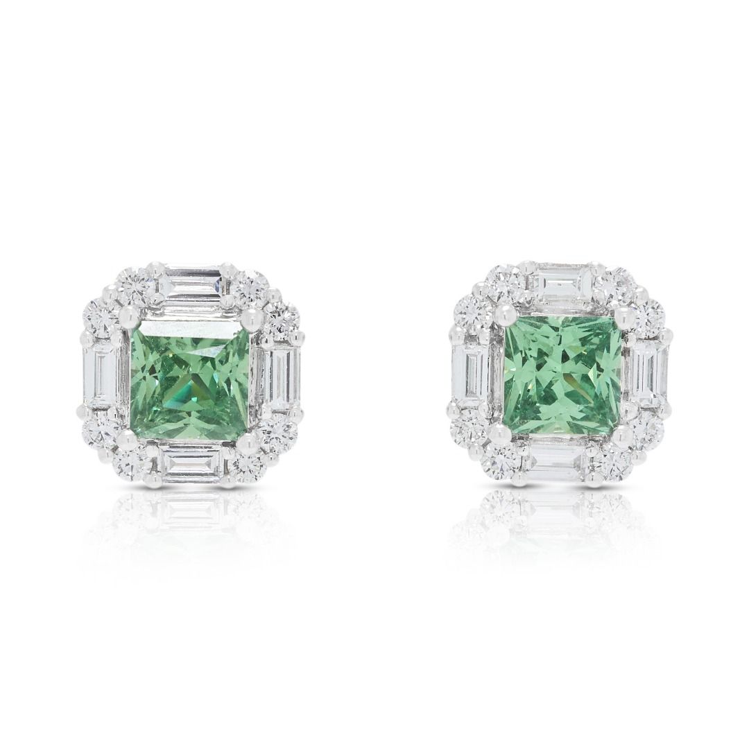 Lebendige 2 Karat grüne Quarz- und 1,36 Karat Diamant-Halo-Ohrstecker in 18 Karat Weißgold
