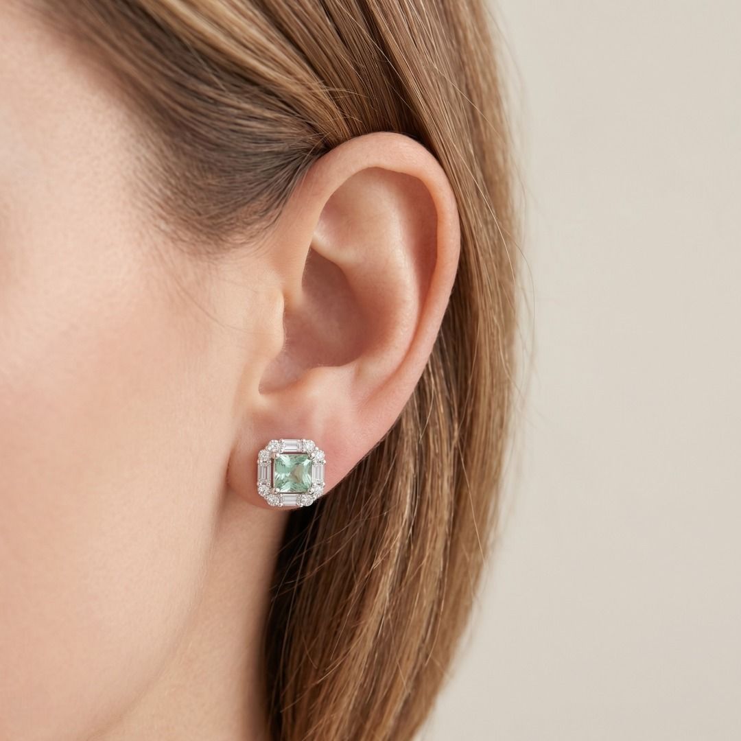 Lebendige 2 Karat grüne Quarz- und 1,36 Karat Diamant-Halo-Ohrstecker in 18 Karat Weißgold