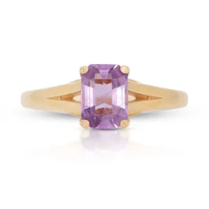 Amethyst Ring set in 18K Yellow Gold